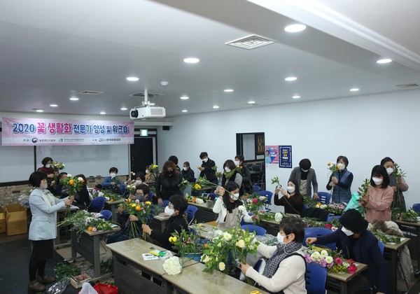 (사진제공=소공연 전북지회) 5일 (사)한국화원협회 전북지회가 주관한 20202년 꽃 생활화 전문가 양성 교육 및 워크숍 장면. 